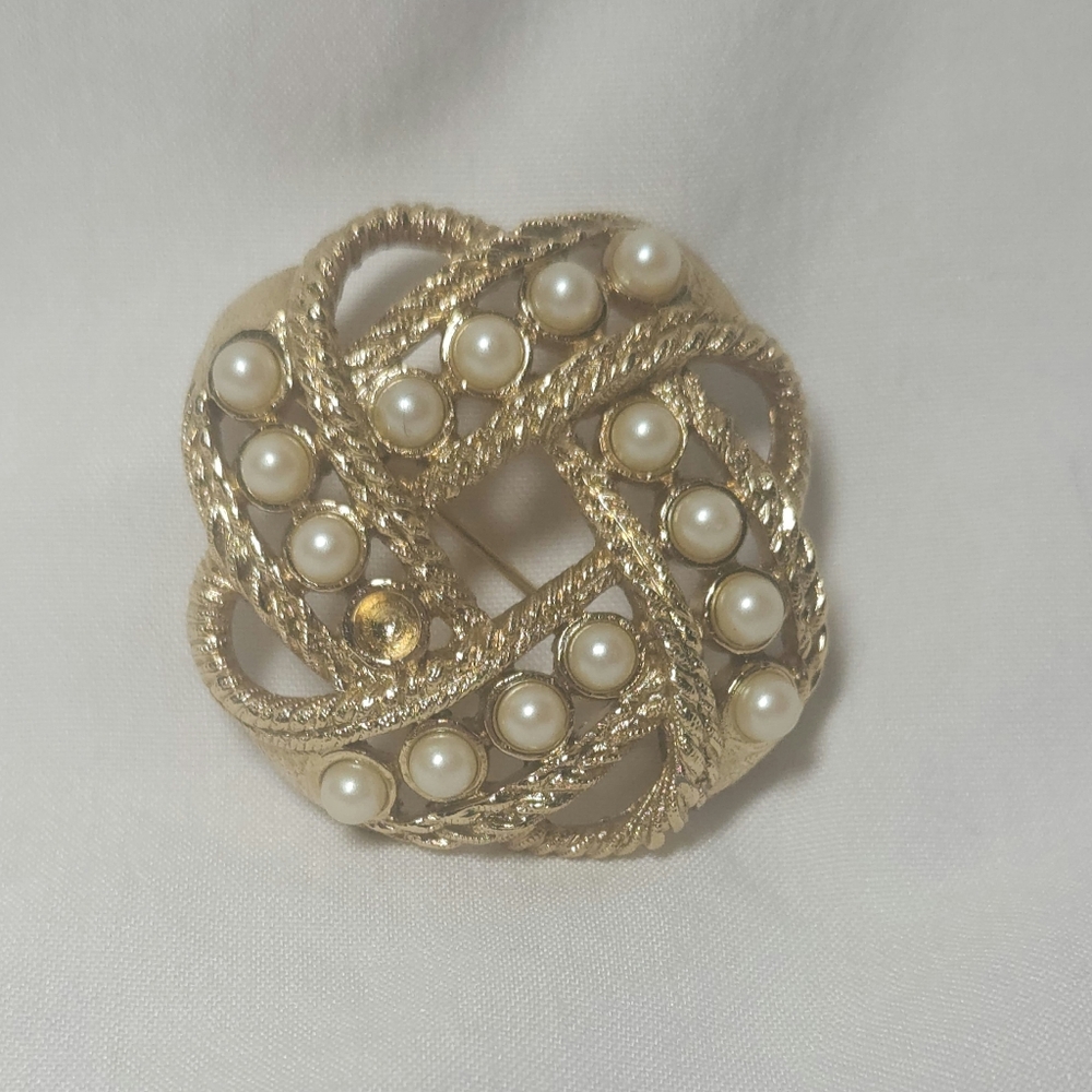 Gold Tone Faux Pearl Brooch Pin